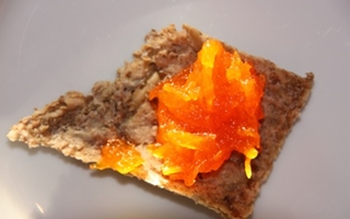 hjemmelaget-knekkebrod-og-syltetoy